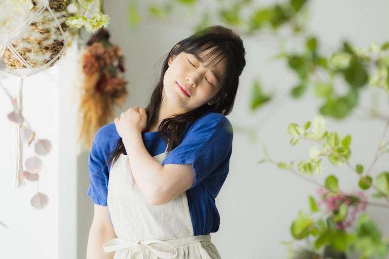 肩こりに伴う吐き気がつらい。関係性や症状を和らげる方法をご紹介 | ブログ | 葛飾区の整体なら女性不調研究所ナナイロ