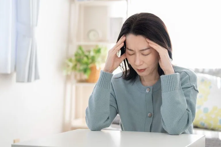 こめかみの頭痛は何が原因？緩和するための対処法もご紹介