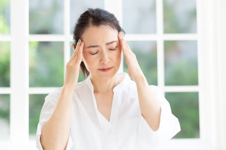 ストレスで頭痛が起こる？原因やつらい症状の対処法をご紹介