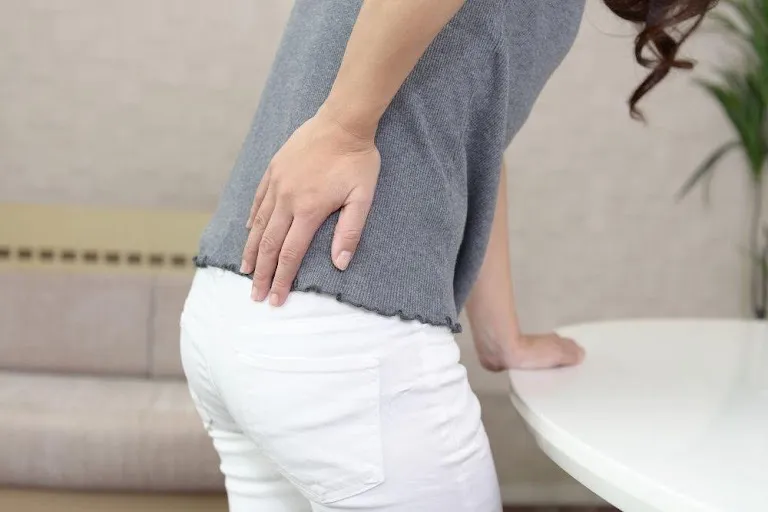 女性の腰痛で左側のおしりが痛むのはなぜ？考えられる原因と対処法をご紹介